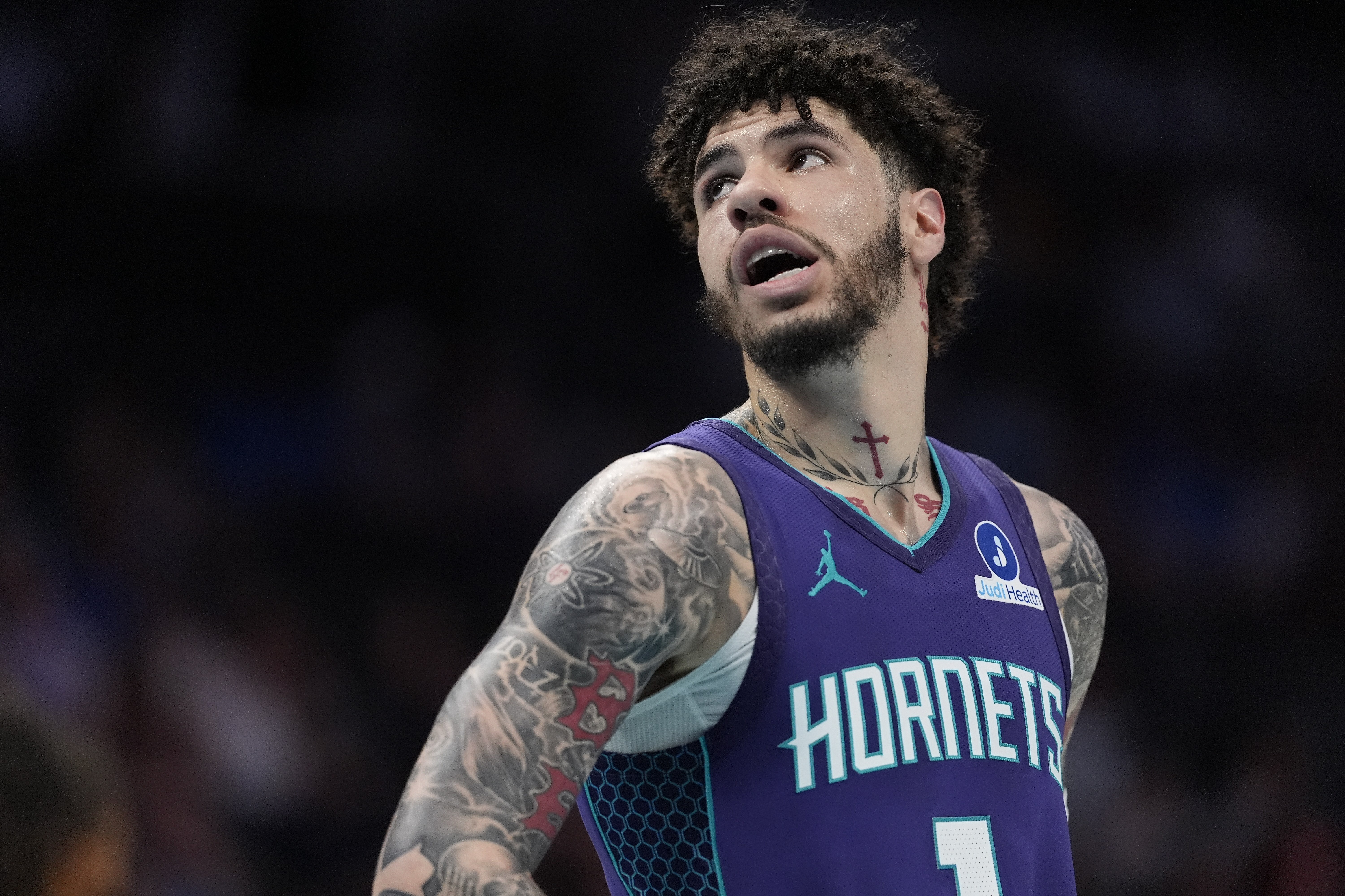 乐鱼leyu-虎头蛇尾！拉梅洛·鲍尔24中12&amp;三分15中6空砍36+5+6 末节零分